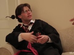 Гарри Поттер любит развратно трахать своим длинным и твердым пенисом