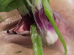 Сексуальная хозяюшка растягивает промежность овощами на кухне перед зеркалом