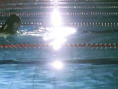 Ночью голая спортсменка тренируется в бассейне